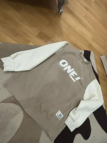 Svitşotlar: Unisex svitşört - Dizayn: Ön hissədə böyük “ONE!” yazısı, arxada “THE — 2