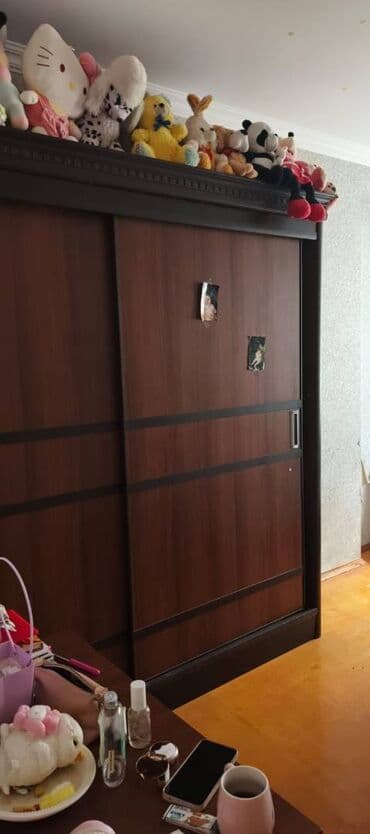 işlənmiş krafatlar: Divan Və 2 qapılı şkaf Skafın roliki bir tərəfi ağır işliyir, divan — 3