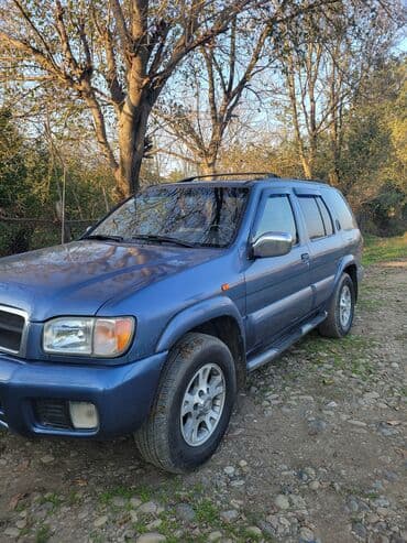 Nissan Pathfinder SE – mavi rəngli, 5 qapılı SUV Xüsusiyyətlər: -