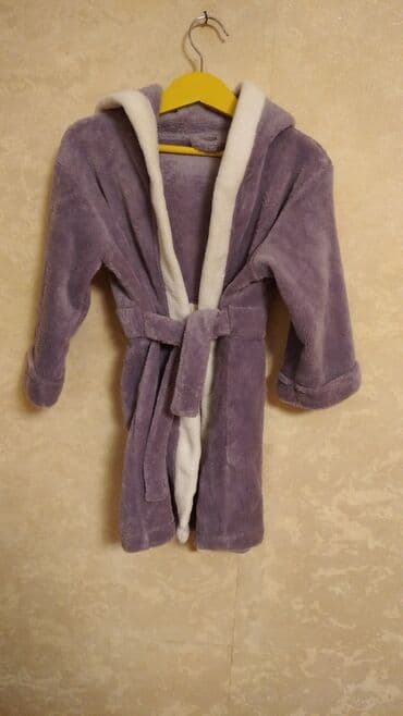 детский банный халат: Bənövşəyi rəngdə, yumşaq materialdan hazırlanmış uşaq xalatı. Xalatın — 8
