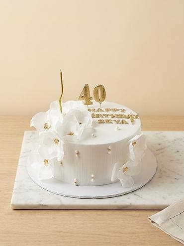 tort ucun şamlar: Elegant yubiley tortu – minimalist ağ dizayn, qızılı detallar - — 1