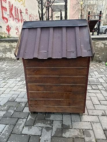 korum: Taxta it evi / bala daxması - Material: qalın taxta lövhələr, daxili — 2