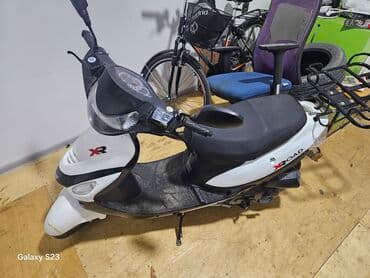 фольксваген пассат б5 1 8: XROAD XR skuter - Ağ-qara rəng sxemi, kompakt və şəhər içi hərəkət — 4