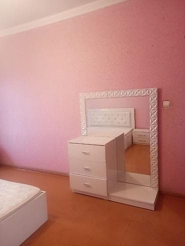 divan carpayı: Ağ rəngdə 2 nəfərlik yataq otağı dəsti, açılıb-bağlanan bazalı divan — 4