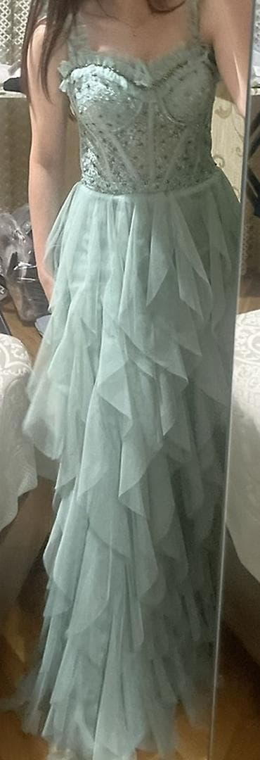 Sahil ticarət mərkəzindən 350aznə alınıb və 1dəfə veçerə geyinilib