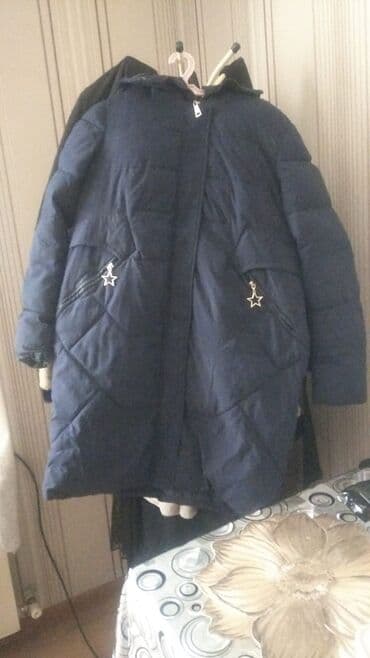 женское зимнее стеганое пальто: Qadınlar üçün qış paltosu – tünd göy rəngdə, uzun model. - Kapüşonlu — 1