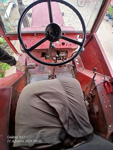 qosqu yeri: Qırmızı kabinəli traktor - Yanacaq: dizel - Çəki və güc sinfi: orta — 2