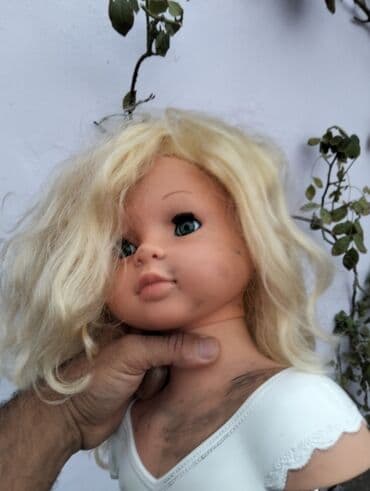 əşyaların alışı: Gəlincik başı uzun sarı saçlara və mavi gözlərə malikdir. Bu — 1