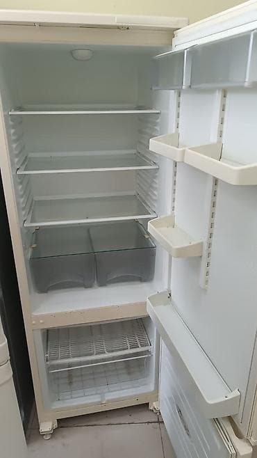 ev soyuducuları: Aşağıdan donduruculu, ağ rəngli ikikameralı soyuducu. Xüsusiyyətlər — 2