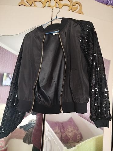 Qadınlar üçün qara bomber ceket - Parlaq paetkalarla işlənmiş qollar