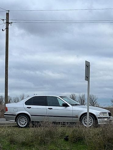 330 bmw: BMW 3 series: 2 l | 1994 il Sedan — 5