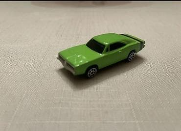Yaşıl rəngli metal miniatür maşın modeli - Korpus: parlaq yaşıl rəng
