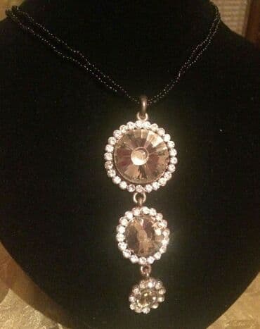 qiymətli daş adları: Açıq mavi rəngdə, çoxqatlı boyunbağı. Kiçik, fasetli muncuqlar zərif — 3