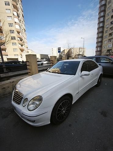 Aksesuarlar və tüninq: Ağ rəngdə Mercedes-Benz E-Class sedan avtomobili. Avtomobilin qabaq — 3