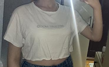 Qadınlar üçün qısa top (crop tee) - Rəng: açıq bej/ağ Şekilde sadece