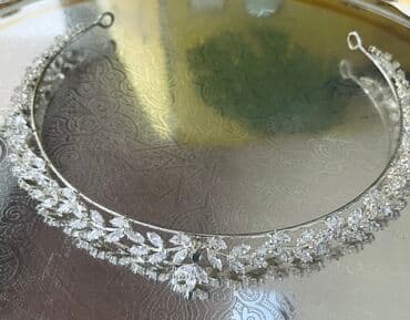 Zərif tac dizaynı ilə göz oxşayan, gümüşü rəngli qadın tacı. Parlaq