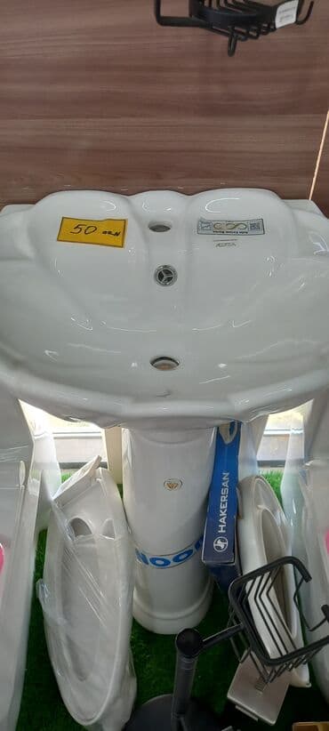 мойдодыр для ванной: Ayaqlı ağ rəngli çanaq keramikadan hazırlanıb. Funksional dizaynı — 1