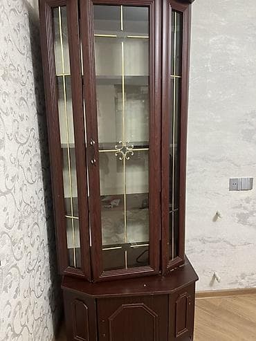 Ev və bağ: Bucaq tipli vitrin şkaf - Material: tünd qoz rəngli MDF/taxta karkas — 2