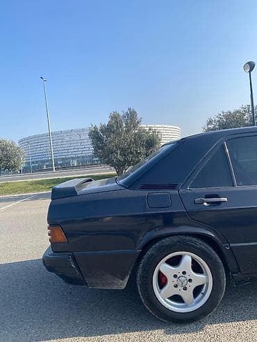 motoblok kreditle satisi: Mercedes-Benz 190 (W201) modelinə aid qara rəngli sedan avtomobili — 4