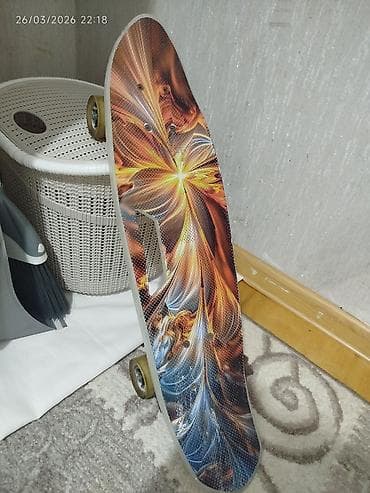 Skeytbordlar: Bu skeytbordun göyərtəsində canlı abstrakt alov naxışı var. Naxış — 1