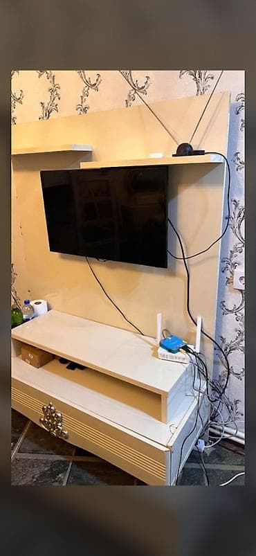 Ev üçün mebel: İşlənmiş, Düz TV altlığı, Polkalı, Laminat — 1