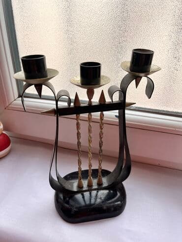 dəmir çaynik: Şamdan. Material demir. 
Birinci 40 azn, ikinci 15 azn — 1