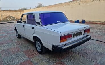 şkoda: VAZ 2107 sedan Xüsusiyyətlər: - Kuzov: 4 qapılı sedan, ağ rəng - — 5