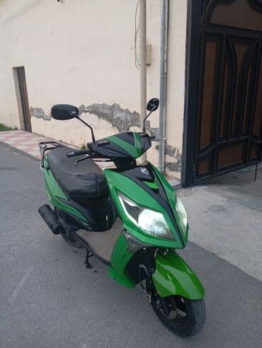 mercedes yan guzguler: Yaşıl-qara rəngli “efir” markalı skuter. Xüsusiyyətlər: - Şəhər içi — 3