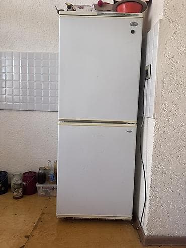 İki qapılı soyuducu - Üst hissə: soyuducu bölmə, klassik ağ rəngdə