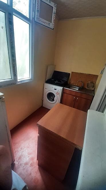 qresde satilan evler: Bileceride ploşada yaxin 300 nömreli mektebe yaxin 4/2 mertebesinde 2 — 9