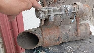 islenmis demir borular: Sənaye tipli metal boru hissəsi və üstündə quraşdırılmış mexaniki — 1