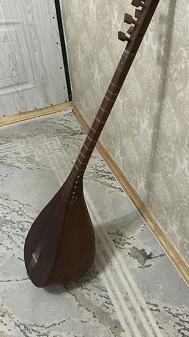 бас гитара 6 струн: Musiqi alətləri dəsti - Kamança: Dörd aşıq, yay ilə birlikdə. Dairəvi — 3