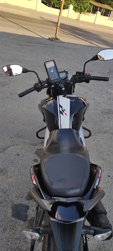 Nəqliyyat: TVS Apache RTR 160 4V motosiklet - Rəng: qara-ağ, idmançı qrafika ilə — 3
