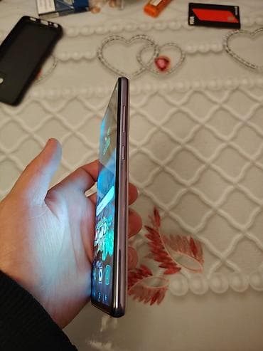 Smartfon – incə gövdə, bənövşəyi-metallik çərçivə - Ekran: kənarlara