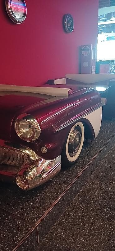 divan desti: Satılır: Retro “American diner” üslubunda avtomobil temalı restoran — 2