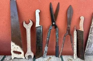 Bağ və təsərrüfat üçün müxtəlif əl alətləri dəsti. Şəkillərdə