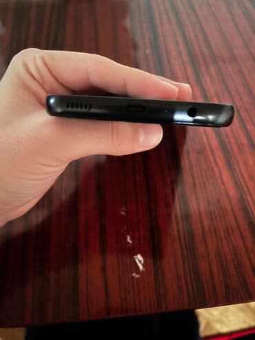 Мобильные телефоны: Smartfon – 128 GB yaddaş / 6 GB RAM - Kamera: 12 MP əsas kamera — 5