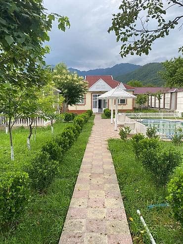 . Qəbələ rayonu Vəndam kəndi. Dağ mənzərəsi ilə geniş həyət evi – bağ