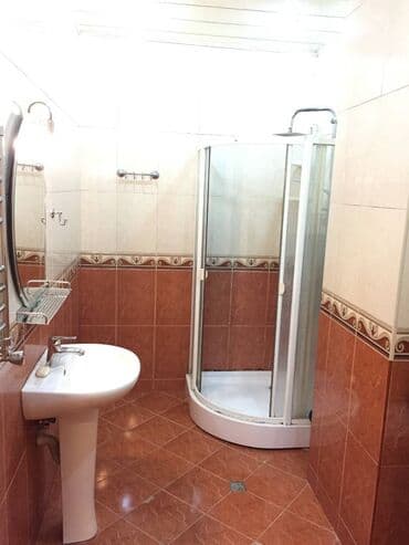 kirayə ev ayliq: Nizami metrosunun yaxınlığında 16 mertebeli binanın 3-cü mərtəbəsində — 15