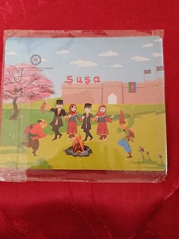 defter üzü: Şuşa mövzusunda masaüstü dəftər/qovluq (plastik üzlü). Üz qabığında — 1