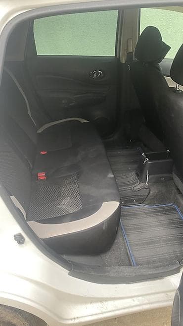 06 diskleri: Nissan Note e-POWER, ağ rəng, 5 qapılı hatchback. Əsas xüsusiyyətlər — 5