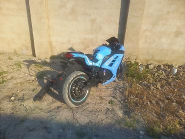 125cc moped: Yamaha — 3
