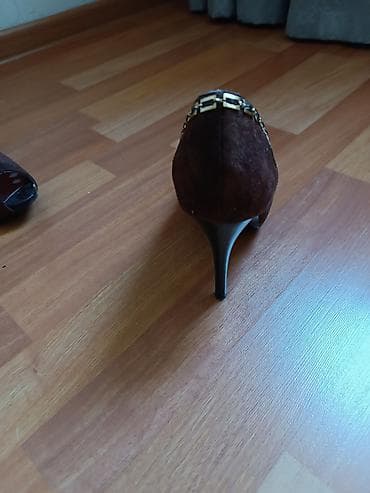 Çəkmələr: Qadın çəkmələri – 2 model bir yerdə 2 ci Əl Az geyinilib 1) Dəri tipli — 10