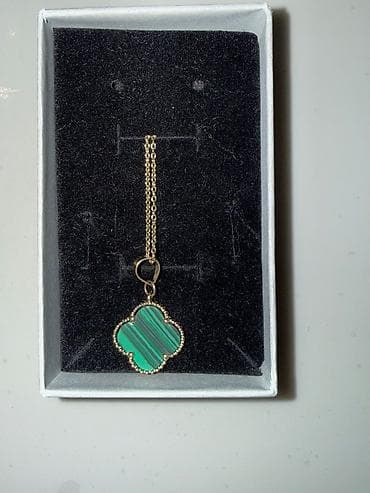 Qızıl zəncir və yaşıl malaxit daşlı dördyarpaq yonca formalı kulon -