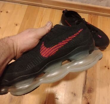 idman kişi şortları: Nike kişi idman krossovkaları - Rəng: qara, yanlarda qırmızı/çəhrayı — 1