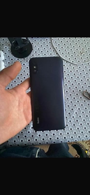 Xiaomi Redmi smartfon - Model: Redmi (arka paneldə “Redmi” loqosu) -