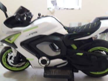 Elektrik motosiklet – sport üslubunda, ağ-yaşıl rəng sxemi ilə — 4