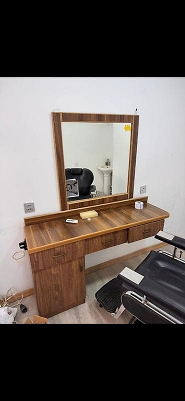Салонные, медицинские комплекты мебели: Bərbər salonu üçün iş masası və güzgü dəsti - Material: ağac — 1