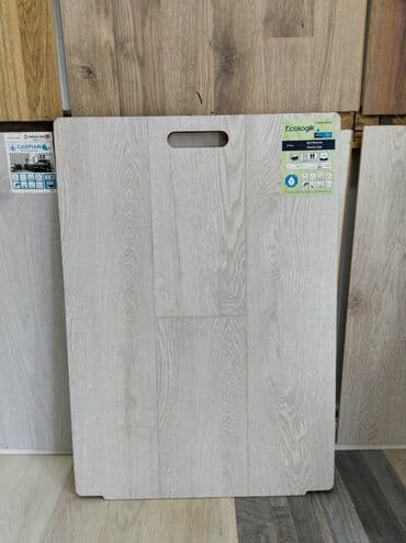 Ağac naxışlı, açıq rəngli laminat döşəmə nümunəsi. Ecologik markası