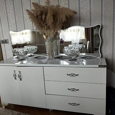 Ağ rəngdə klassik üslublu qonaq otağı mebel dəsti. Tərkibi: - Konsol